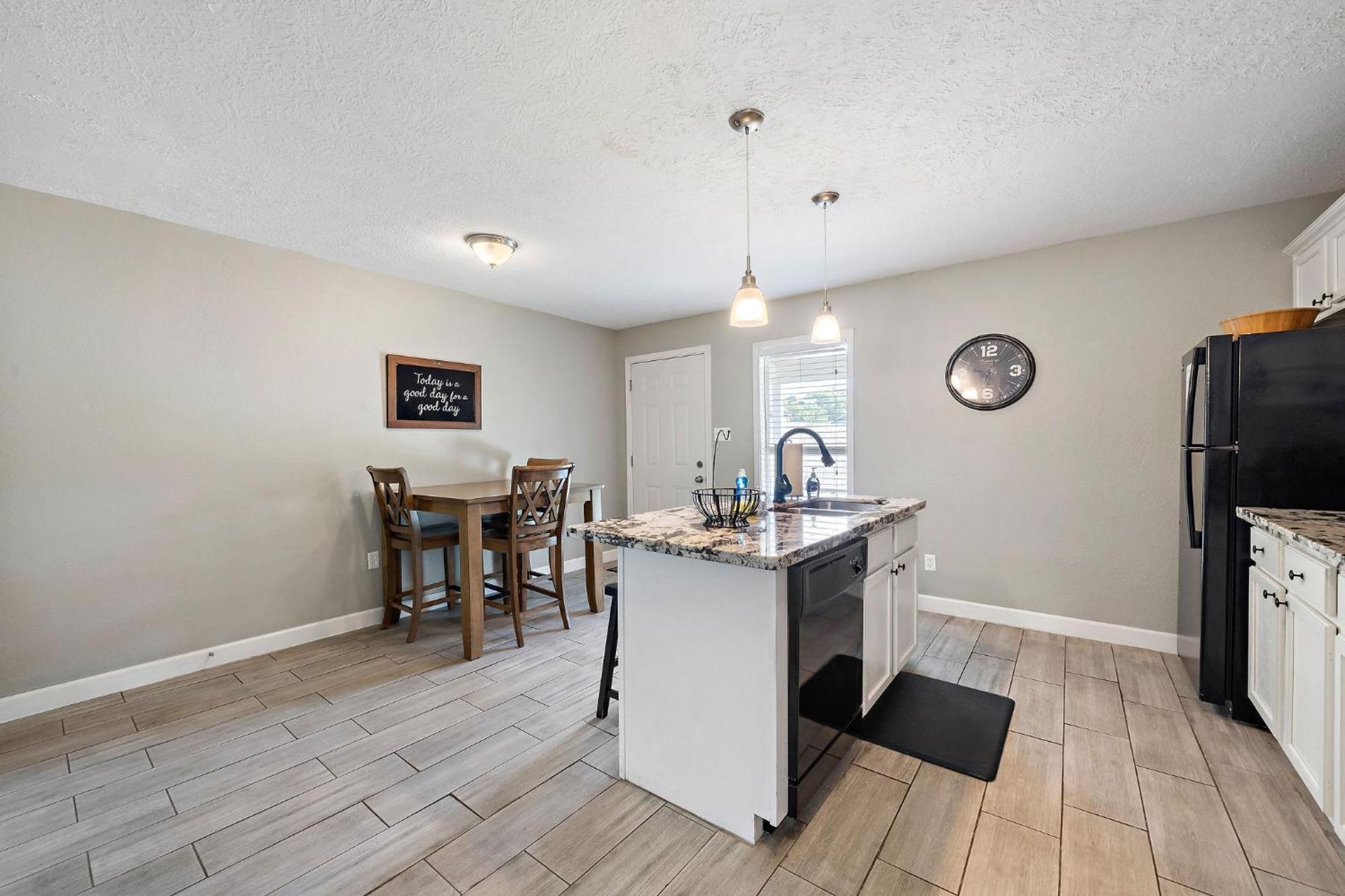 Sleep 7 In This 3 Bedroom Home Walking Distance Sylvan Beach With Game Room Work Area High Speed Wifi La Porte Close To Kemah Nasa Exterior foto